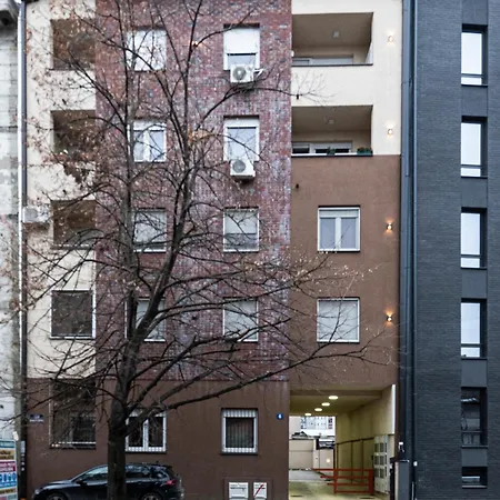 Giallo Modern Studio-free Private Parking-fast Wi-fi Apartment *