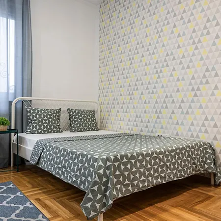 Giallo Modern Studio-free Private Parking-fast Wi-fi Apartment *