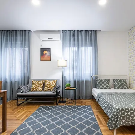 Giallo Modern Studio-free Private Parking-fast Wi-fi Apartment *