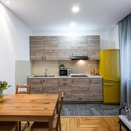 Giallo Modern Studio-free Private Parking-fast Wi-fi Διαμέρισμα