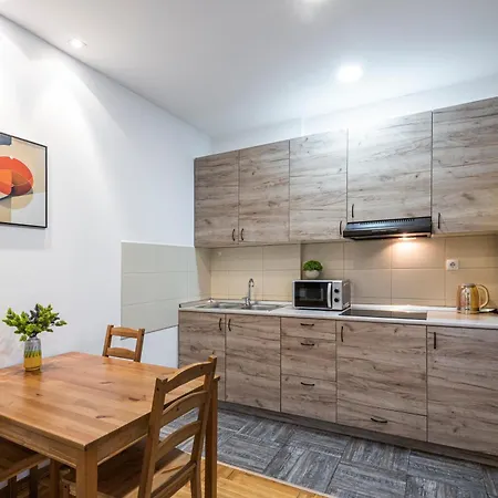 Giallo Modern Studio-free Private Parking-fast Wi-fi Apartment